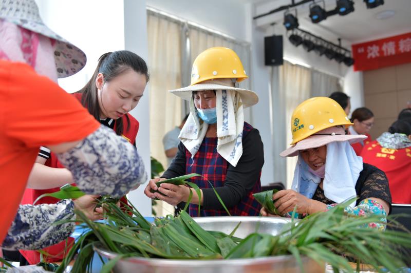 “濃情粽意，共享溫暖”包粽子活動(dòng).jpg